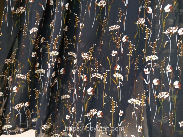 エディストクローゼットの春服の花柄
