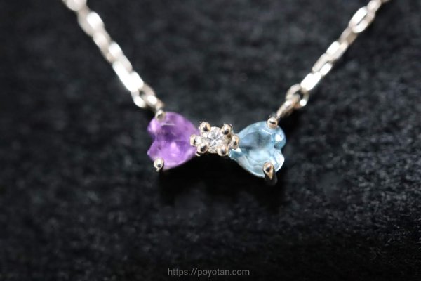 スパークルボックス(SparkleBox):K18ホワイトゴールドアメジスト・ブルートパーズリボンペンダント
