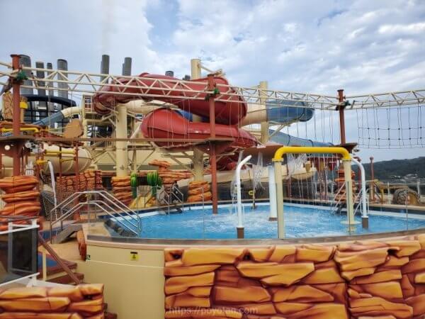 MSCベリッシマの屋上プール