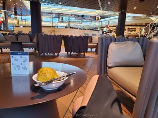 MSCベリッシマのプールサイド